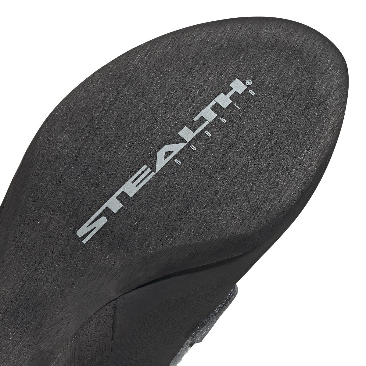 product/a/d/adidas_ee8935_9_footwear_photography_detail_view_2_white_000.jpg
