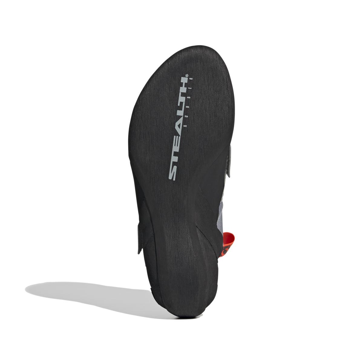 product/a/d/adidas_ee8948_4_footwear_photography_bottom_view_white_000.jpg