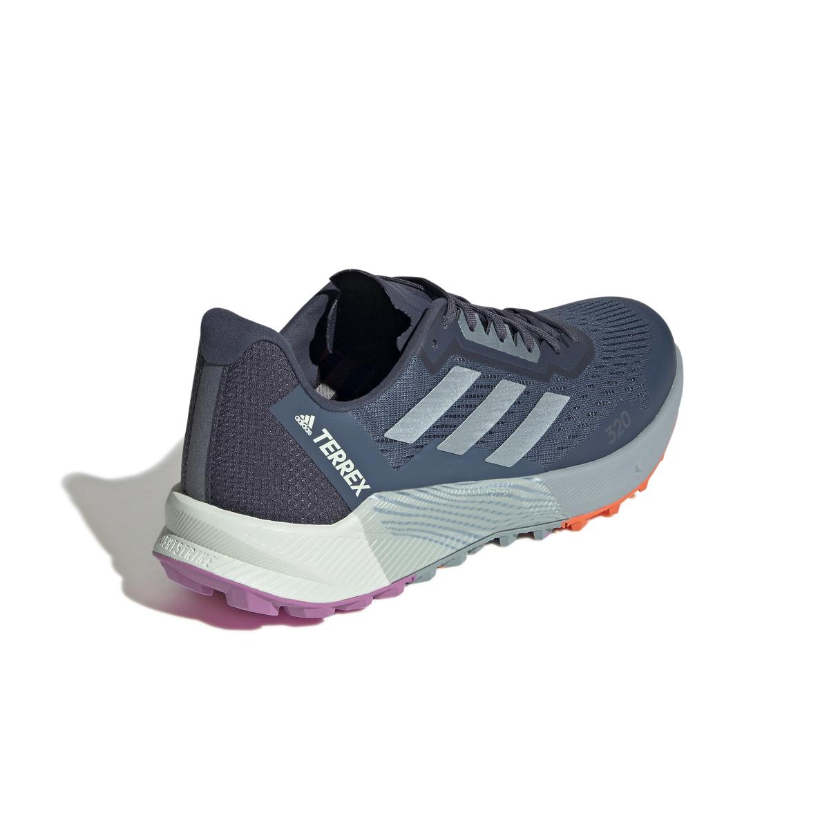 product/a/d/adidas_gx8679_7_footwear_photography_back_lateral_top_view_white_000.jpg