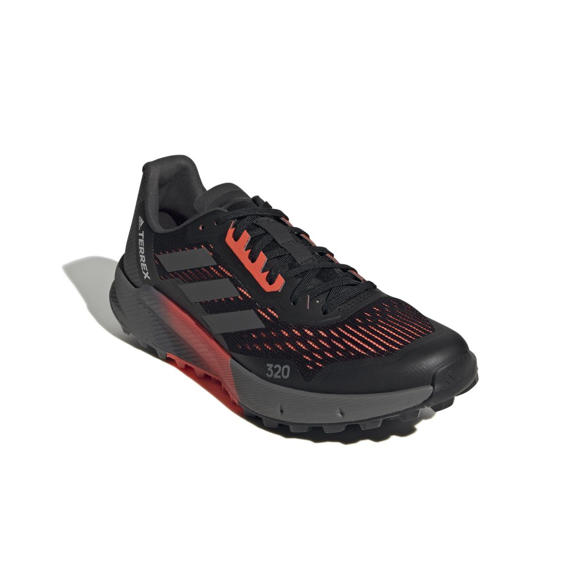 product/a/d/adidas_gz8887_6_footwear_photography_front_lateral_top_view_white_000.jpg