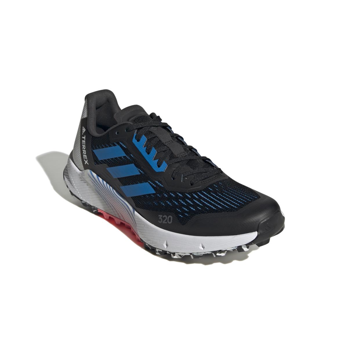 product/a/d/adidas_gz8888_6_footwear_photography_front_lateral_top_view_white_000.jpg
