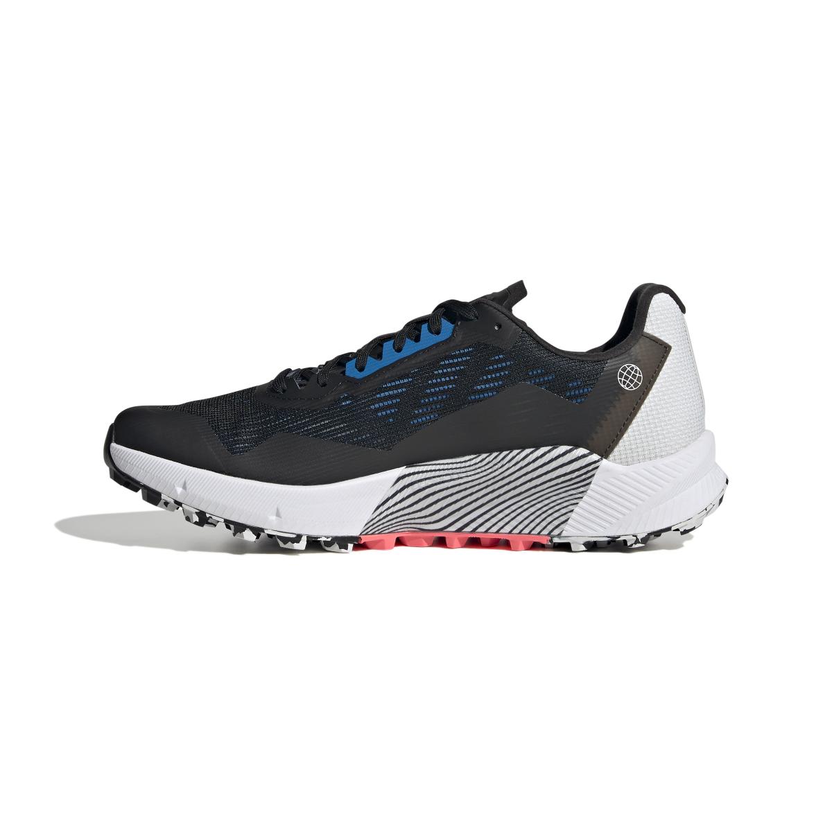 product/a/d/adidas_h03184_5_footwear_photography_side_medial_center_view_white_000.jpg