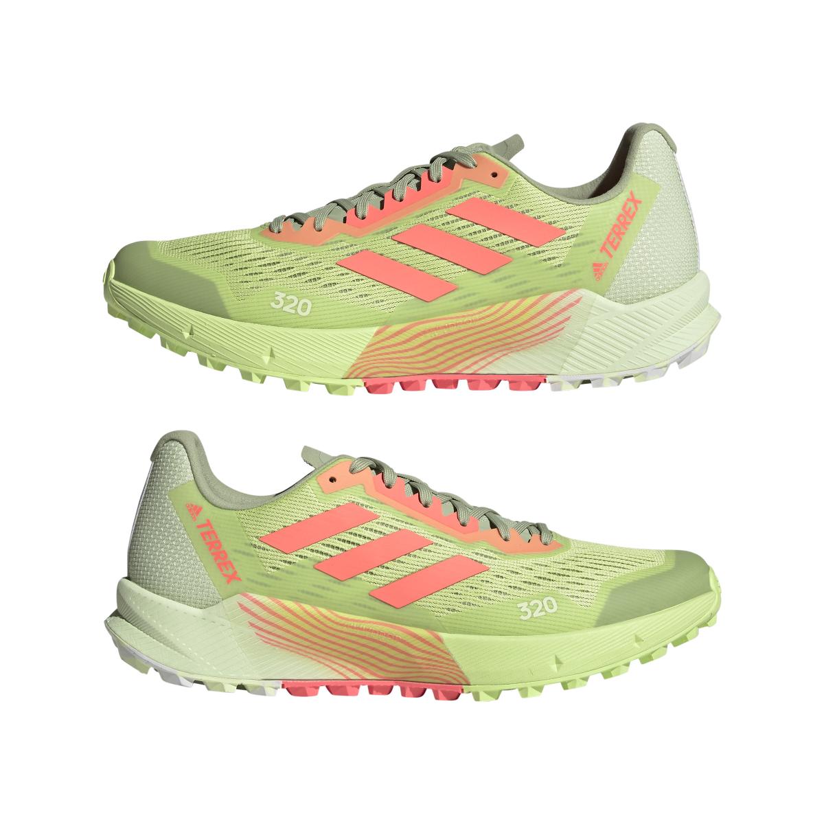 product/a/d/adidas_h06575_10_footwear_photography_mirrored_pair_view_white_000.jpg