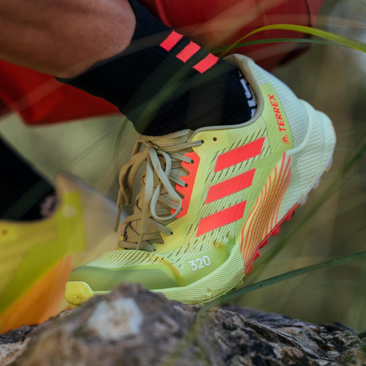 product/a/d/adidas_h06575_13_footwear_photography_heromrktng_view_1_white_000.jpg