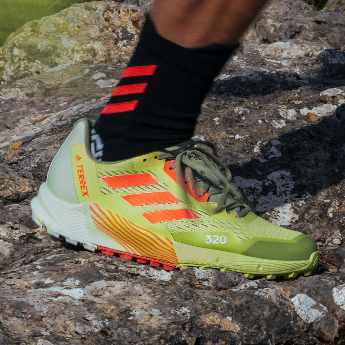 product/a/d/adidas_h06575_19_footwear_photography_highlight_view_2_white_000.jpg