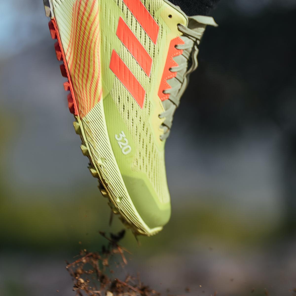 product/a/d/adidas_h06575_20_footwear_photography_highlight_view_3_white_000.jpg