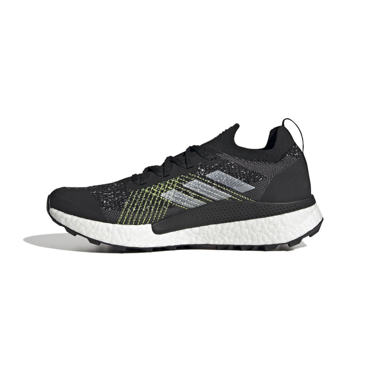 product/a/d/adidas_h69066_5_footwear_photography_side_medial_center_view_white_000.jpg