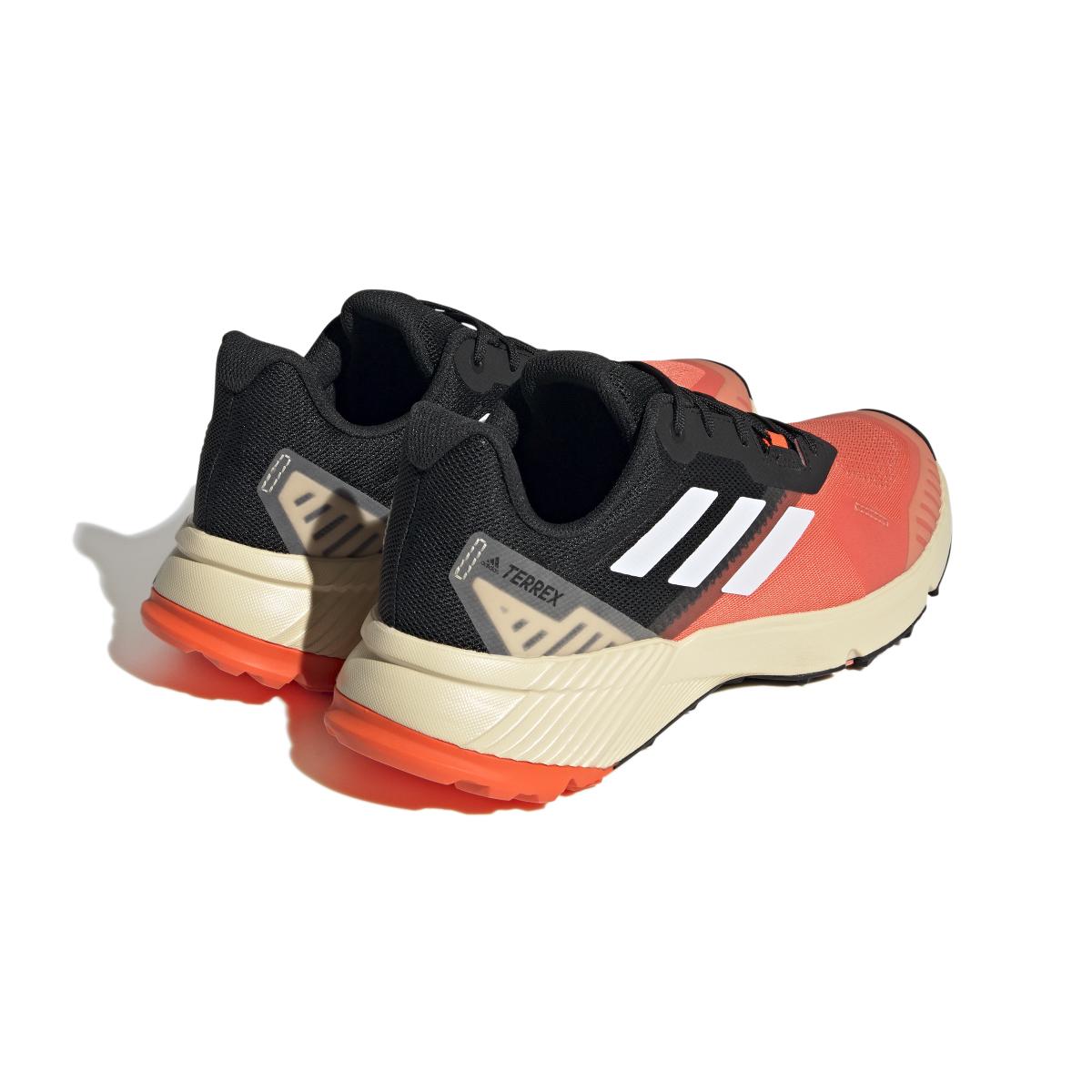 product/a/d/adidas_hr1179_7_footwear_photography_back_lateral_top_view_white_000.jpg