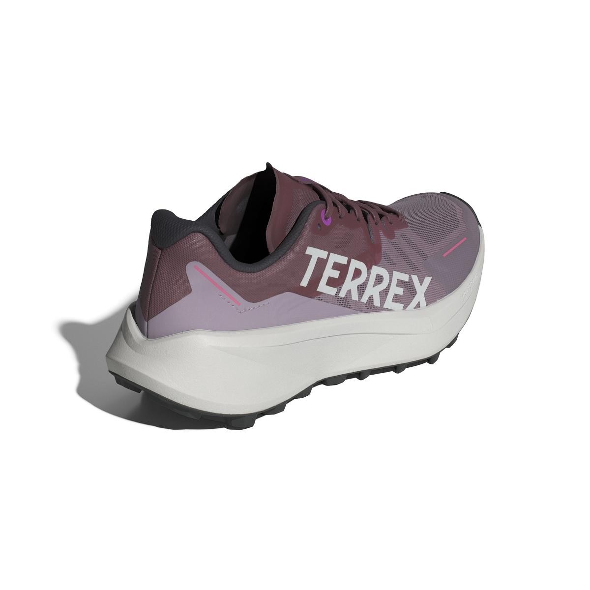 product/a/d/adidas_ig6583_7_footwear_photography_back_lateral_top_view_white.jpg