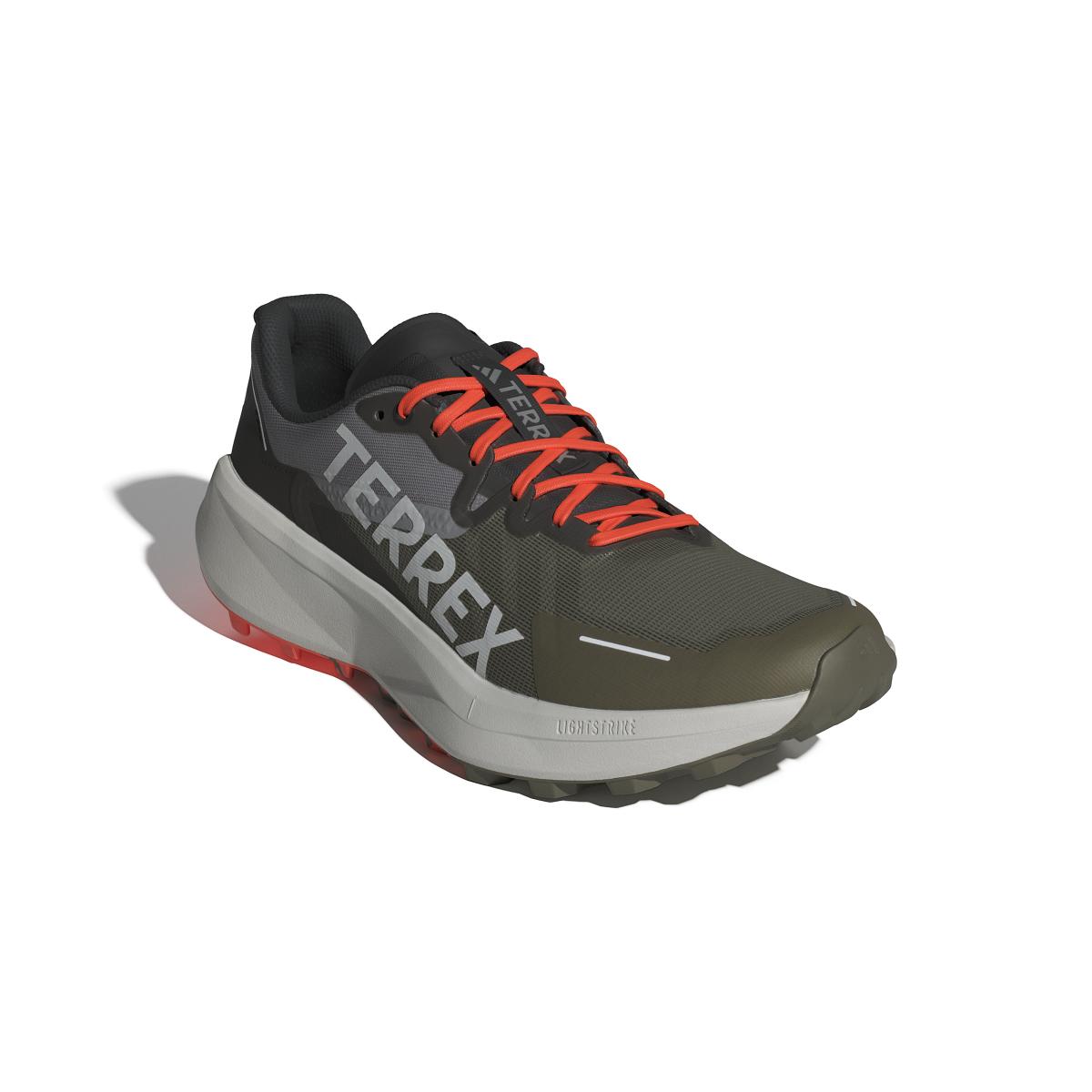 product/a/d/adidas_ig8840_6_footwear_photography_front_lateral_top_view_white-nw052424.jpg