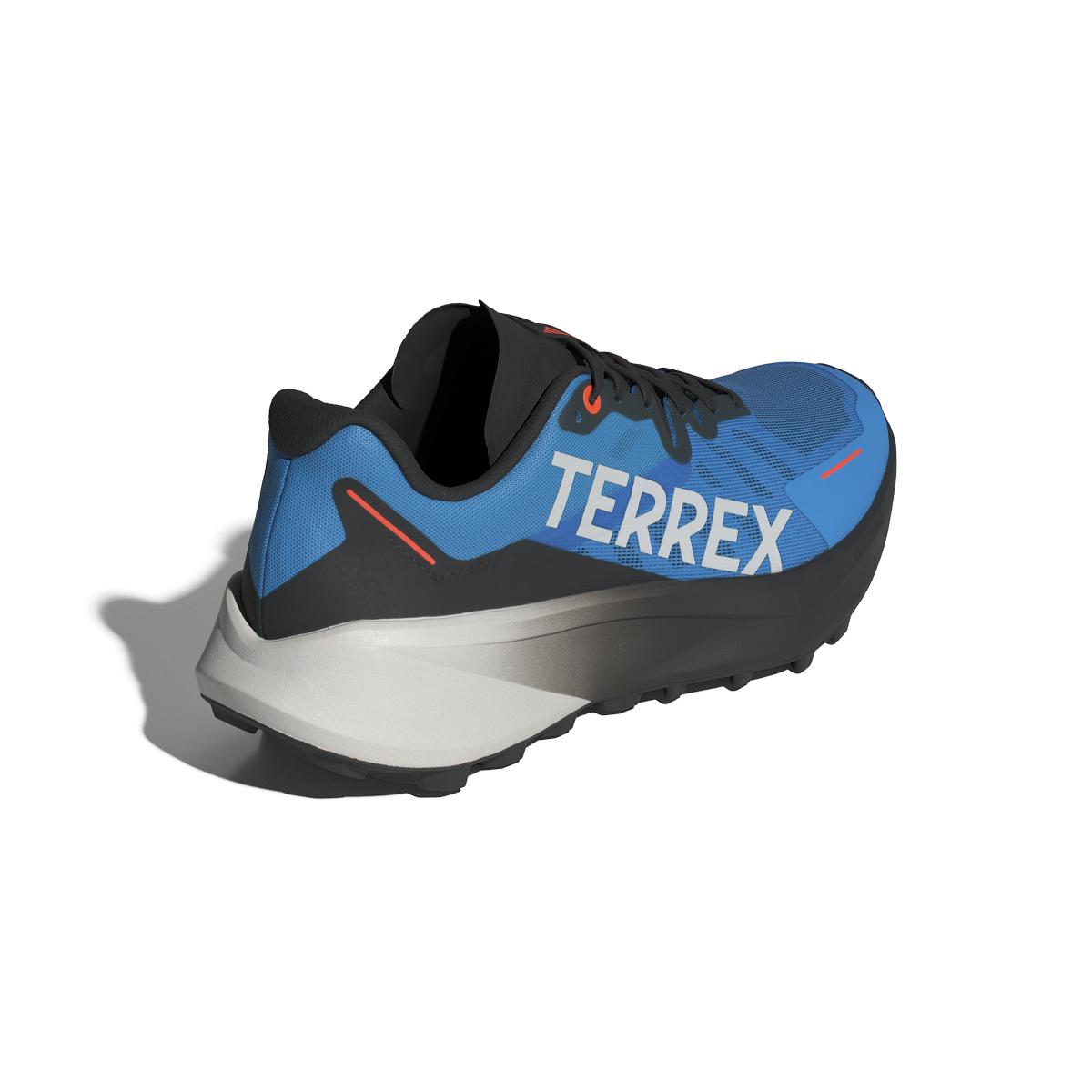 product/a/d/adidas_ih0982_7_footwear_photography_back_lateral_top_view_white.jpg