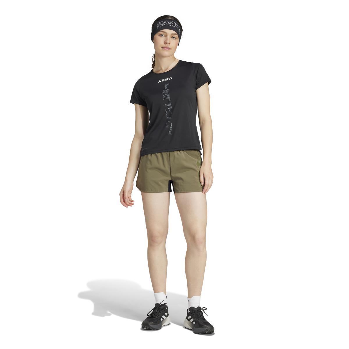 product/a/d/adidas_iw6622_5_apparel_on_model_standard_outfit_view_white.jpg
