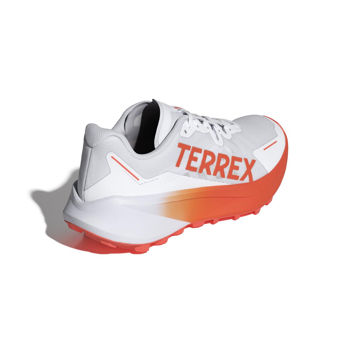 product/a/d/adidas_ji0951_7_footwear_photography_back_lateral_top_view_white.jpg