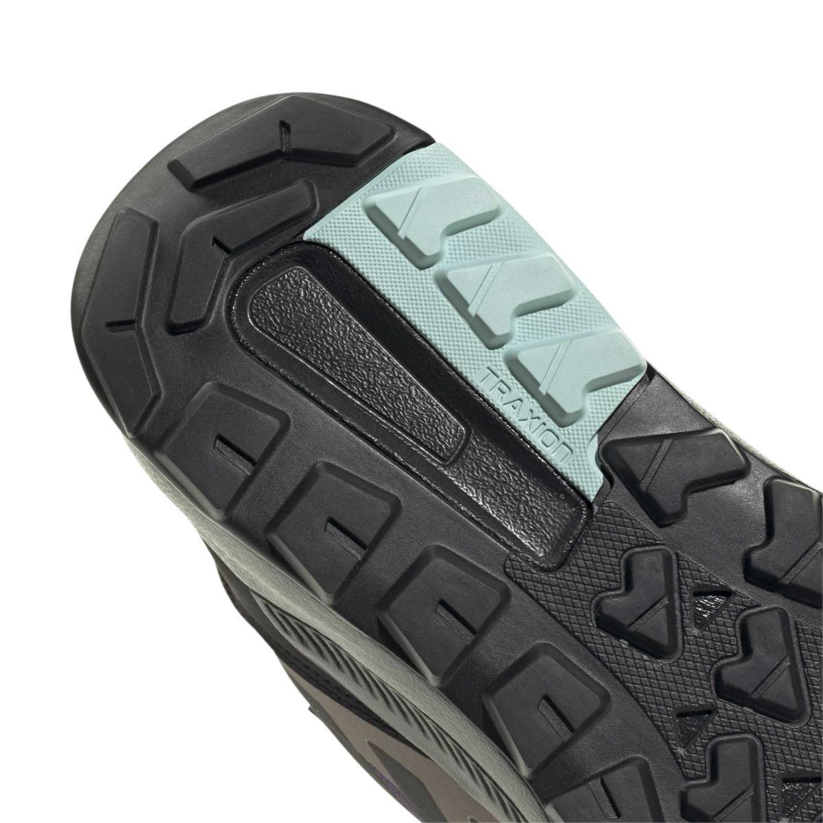 product/a/d/adidas_jq9966_9_footwear_photography_detail_view_2_white-nw091625.jpg