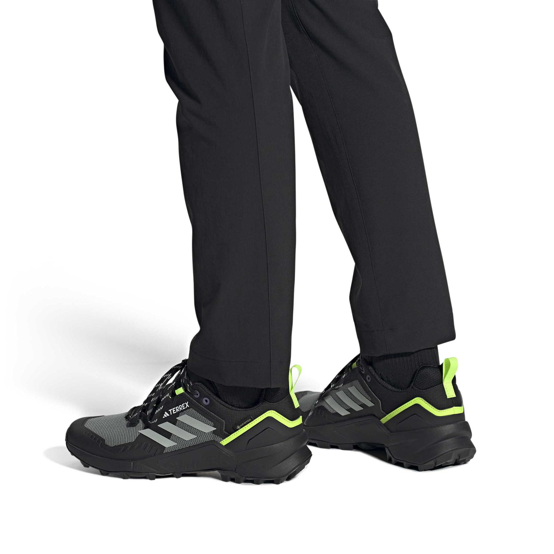 product/2/0/2025_09_adidas_if2408_11_footwear_on_model_front_view_white.jpg