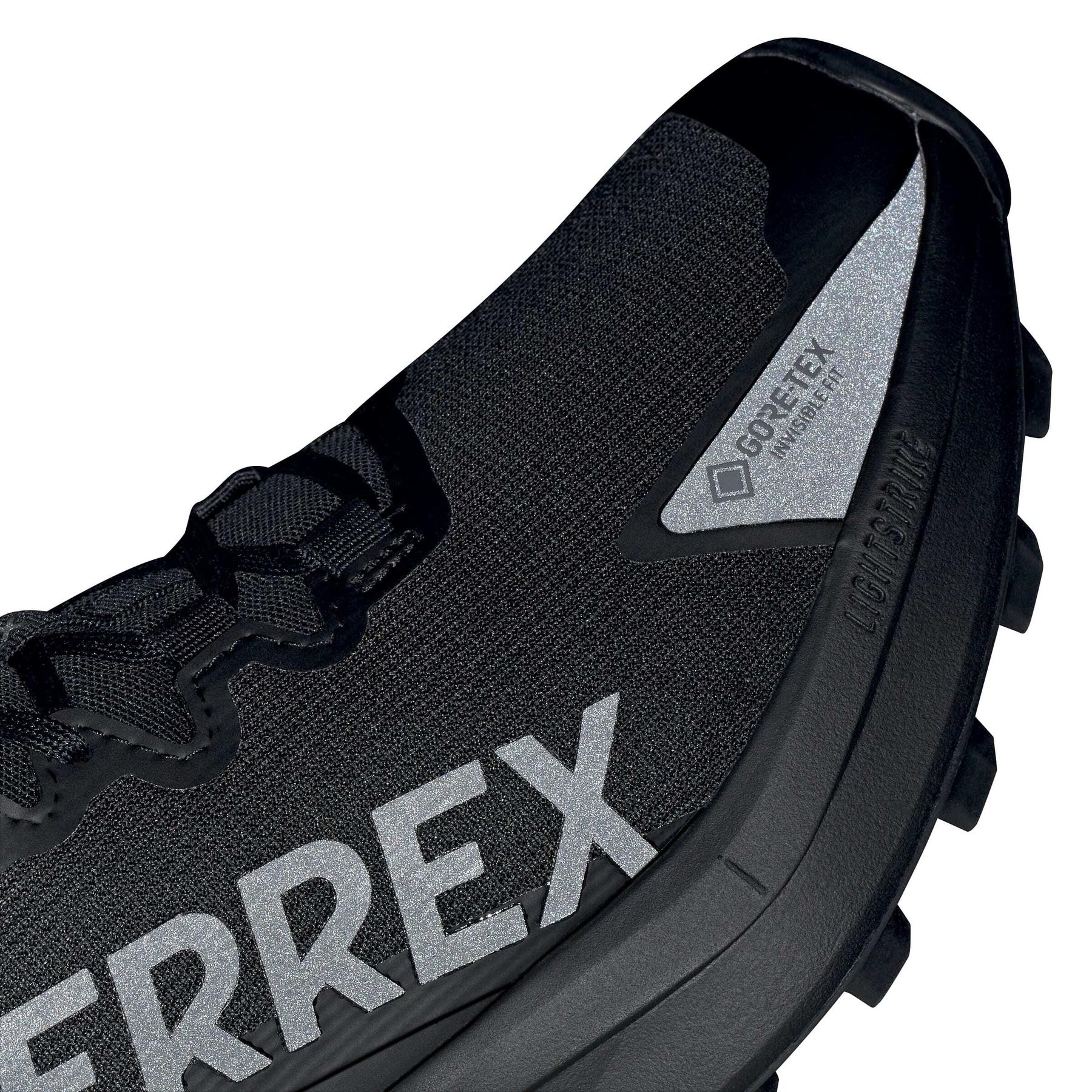 product/2/0/2025_09_adidas_jr5240_13_footwear_photography_reflective_detail_white.jpg