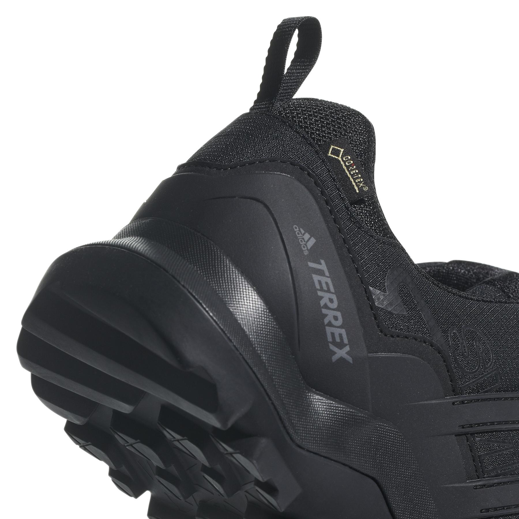 product/a/d/adidas_cm7492_9_footwear_photography_detail_view_2_white_000.jpg