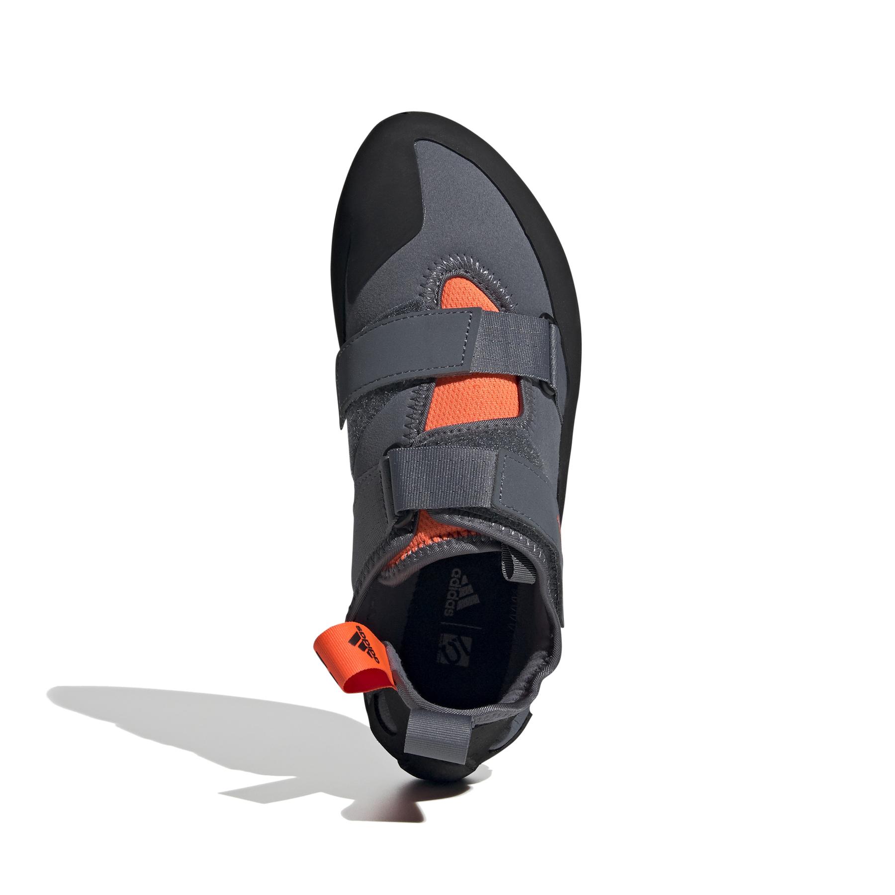 product/a/d/adidas_ee8935_3_footwear_photography_top_portrait_view_white_000.jpg