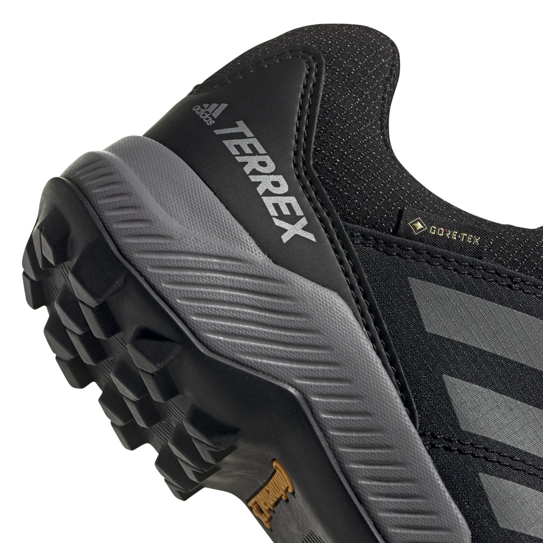 product/a/d/adidas_fu7268_9_footwear_photography_detail_view_2_white_000.jpg