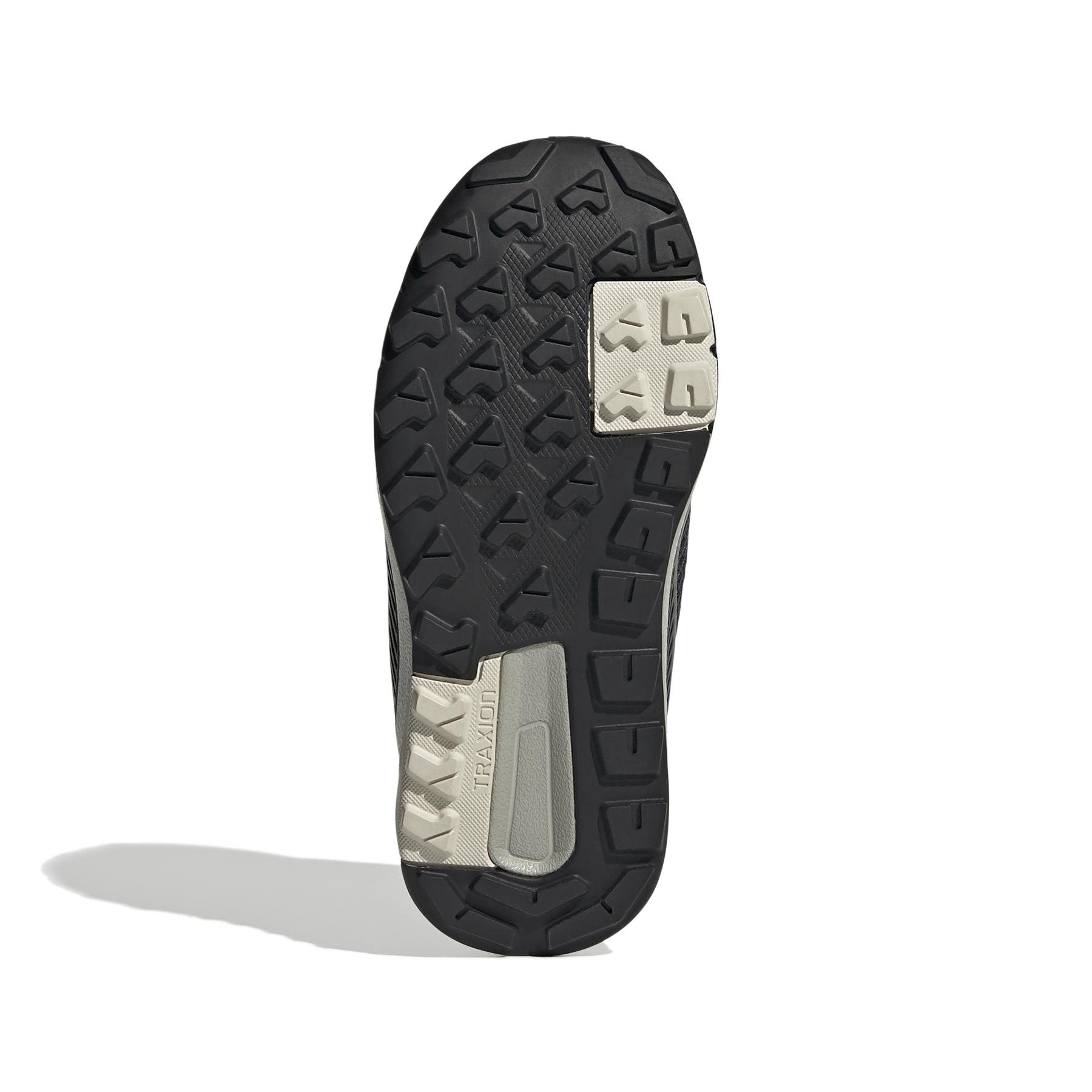 product/a/d/adidas_fw9327_4_footwear_photography_bottom_view_white_000.jpg