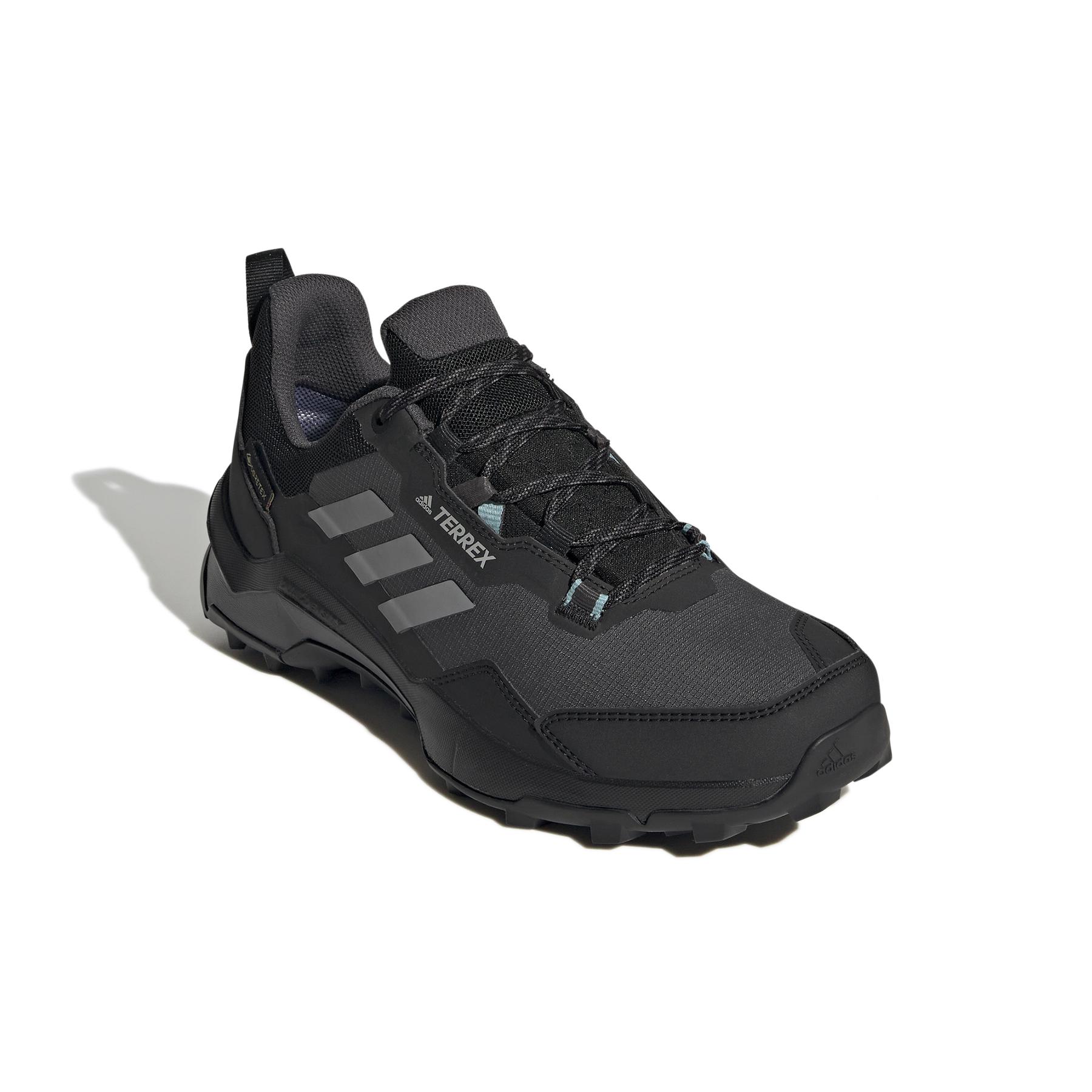 product/a/d/adidas_fz3249_6_footwear_photography_front_lateral_top_view_white_000.jpg