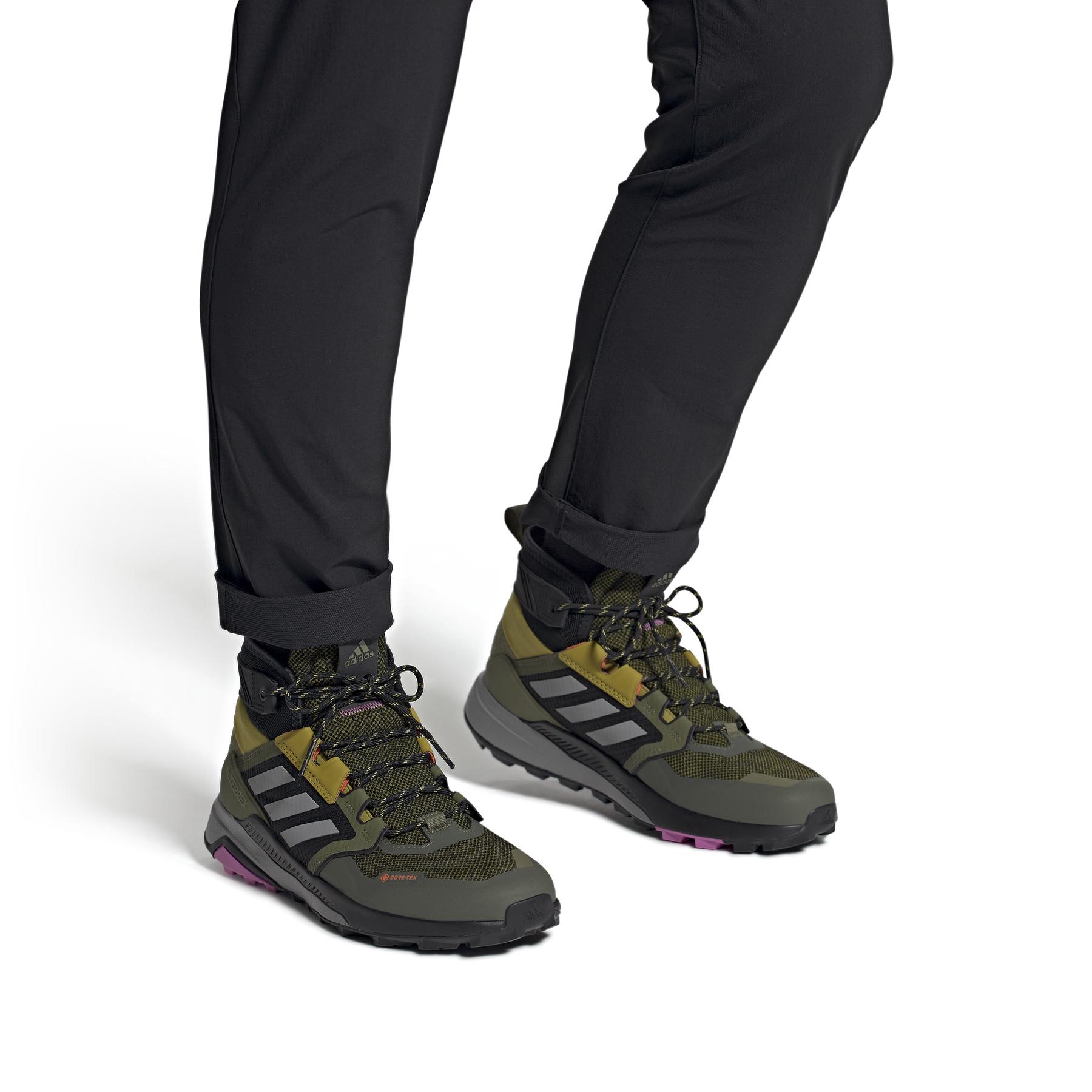 product/a/d/adidas_gv8954_11_footwear_on_model_front_view_white_000.jpg