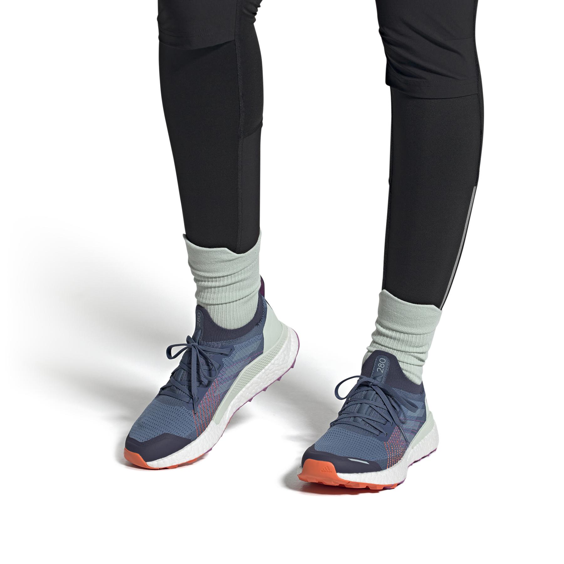 product/a/d/adidas_gx2251_11_footwear_on_model_front_view_white_000.jpg