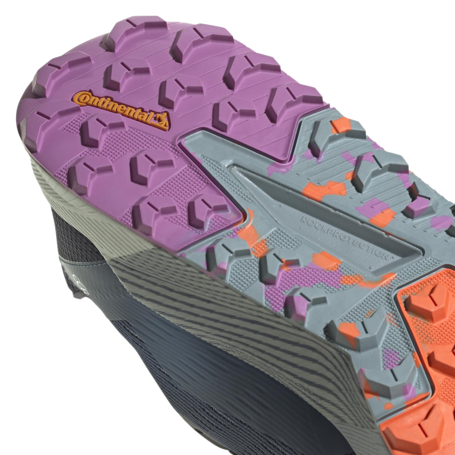 product/a/d/adidas_gx8674_8_footwear_photography_detail_view_1_white_000.jpg