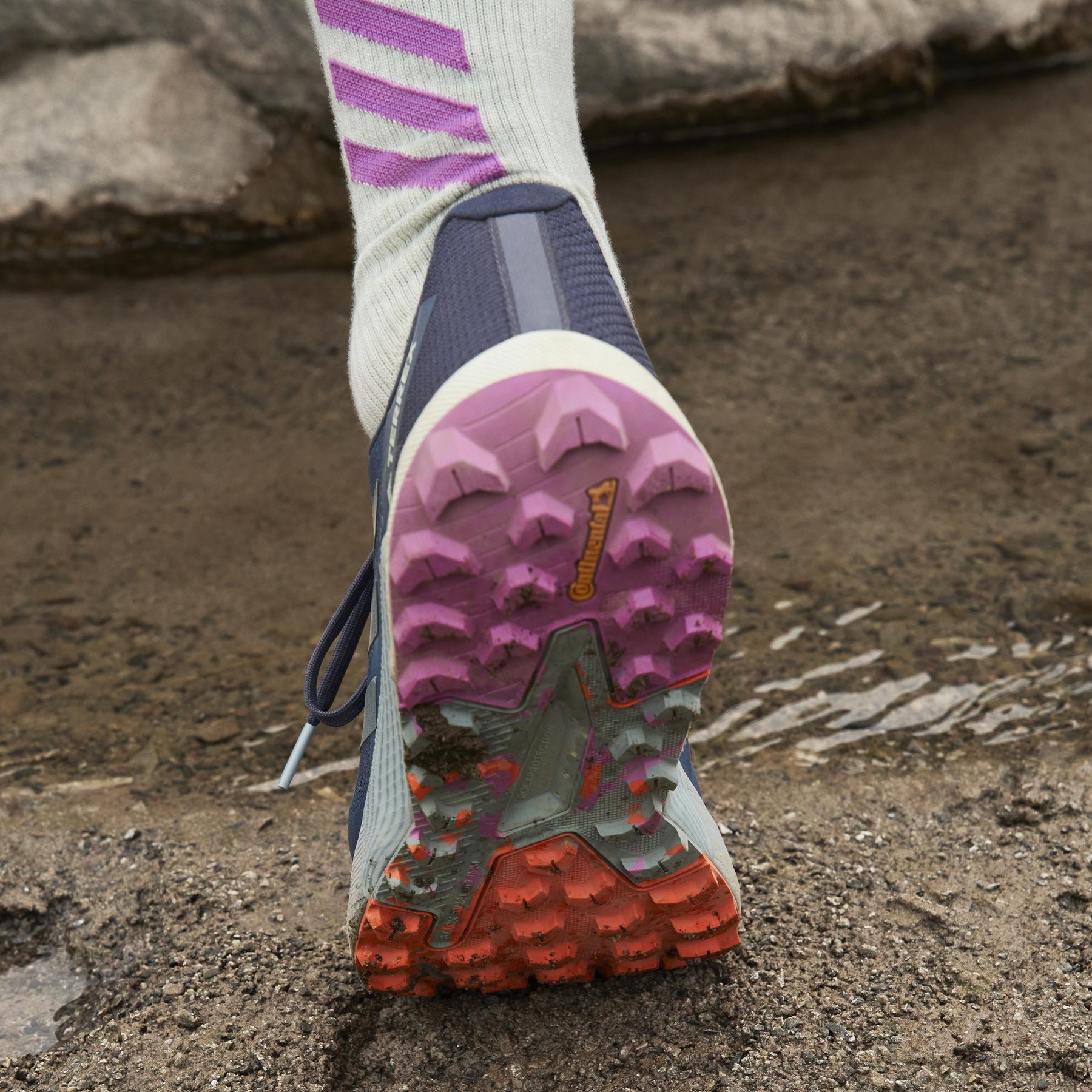 product/a/d/adidas_gx8679_19_footwear_photography_heromrktng_view_4_white_000.jpg