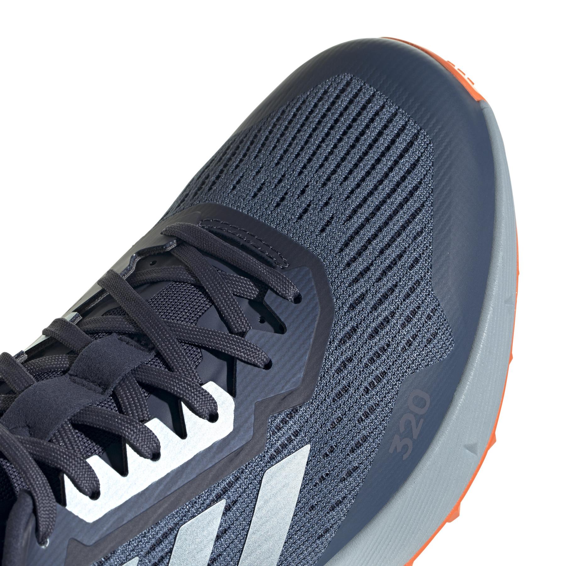product/a/d/adidas_gx8679_9_footwear_photography_detail_view_2_white_000.jpg