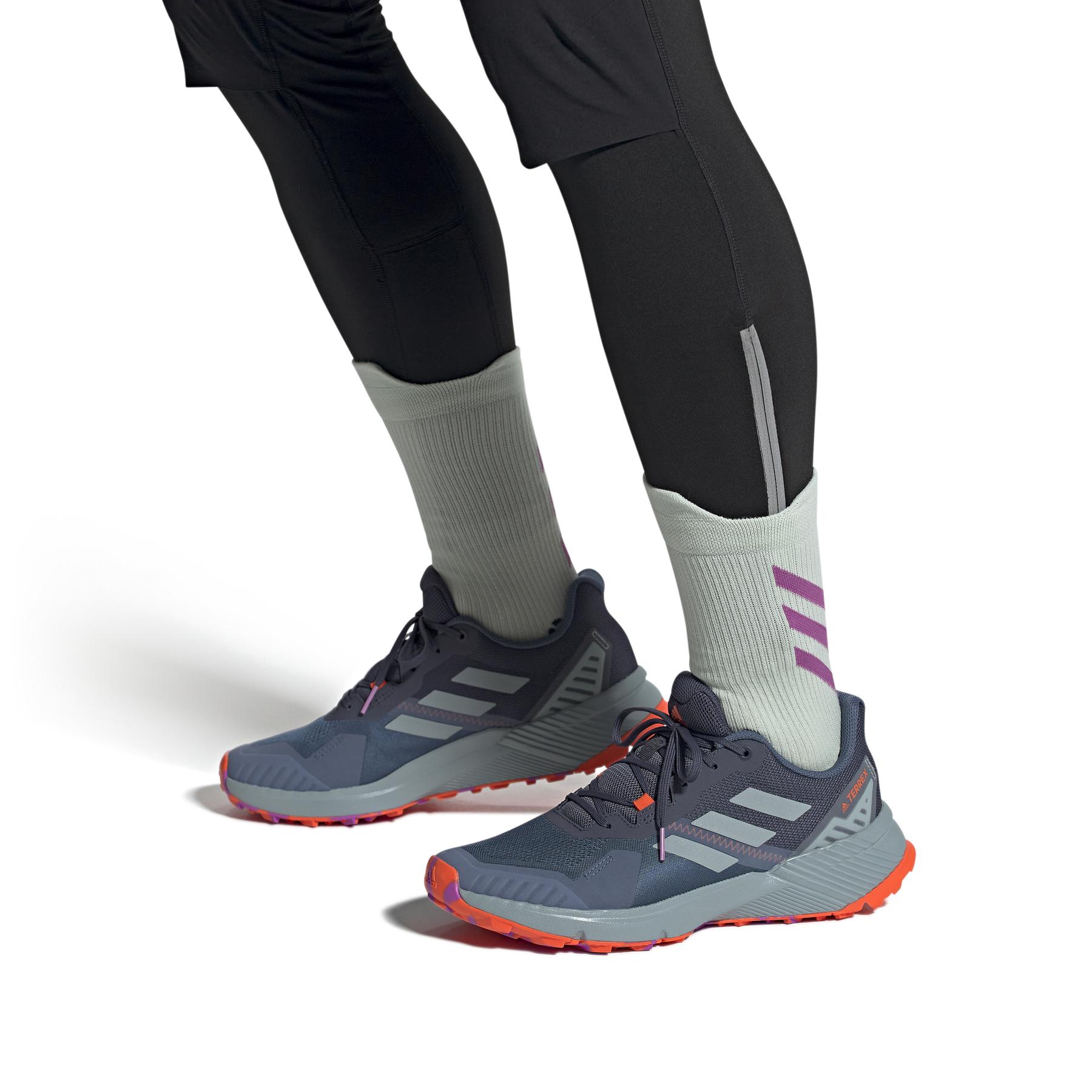 product/a/d/adidas_gz3958_11_footwear_on_model_front_view_white_000.jpg