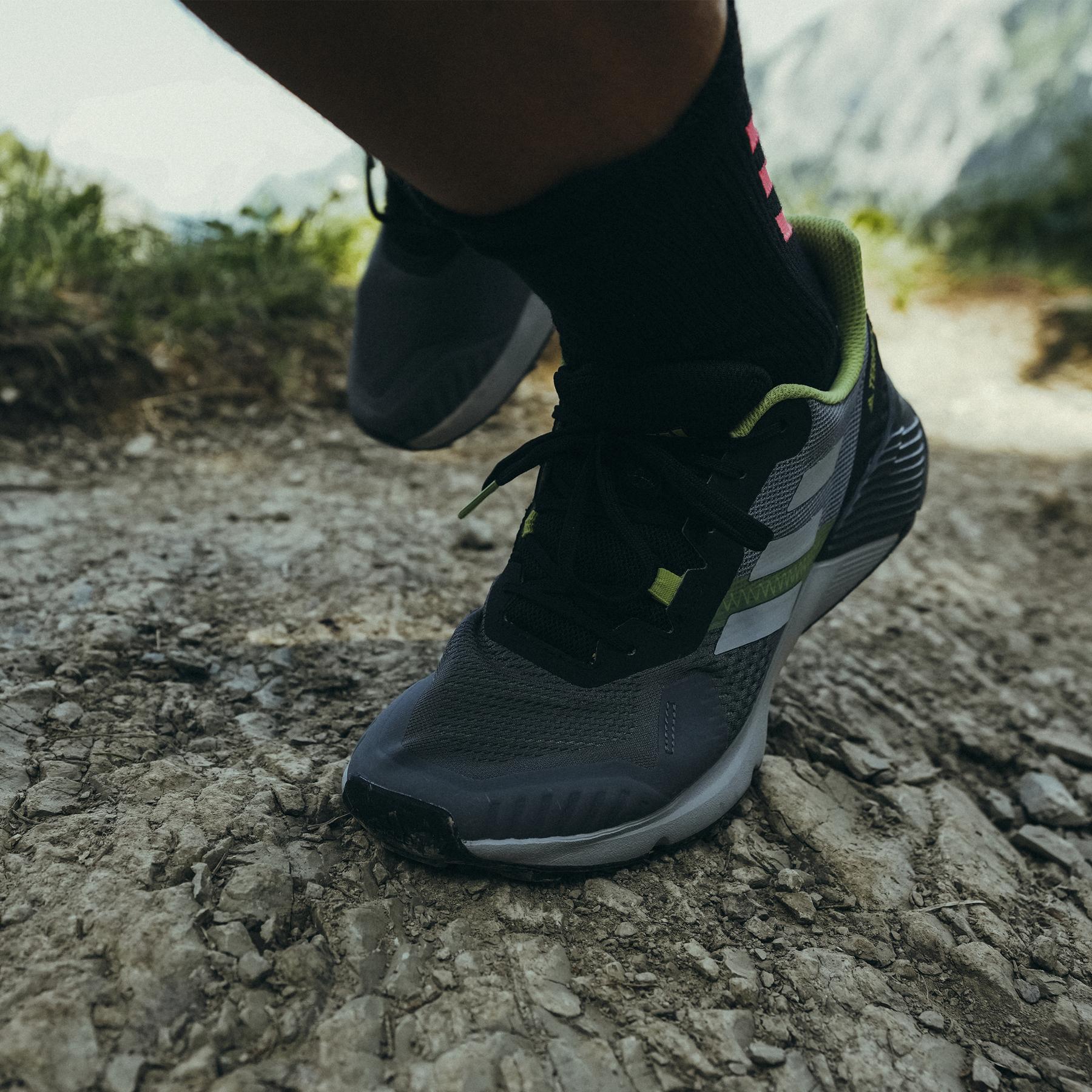 product/a/d/adidas_gz9034_12_footwear_photography_heromrktng_view_1_white_000.jpg