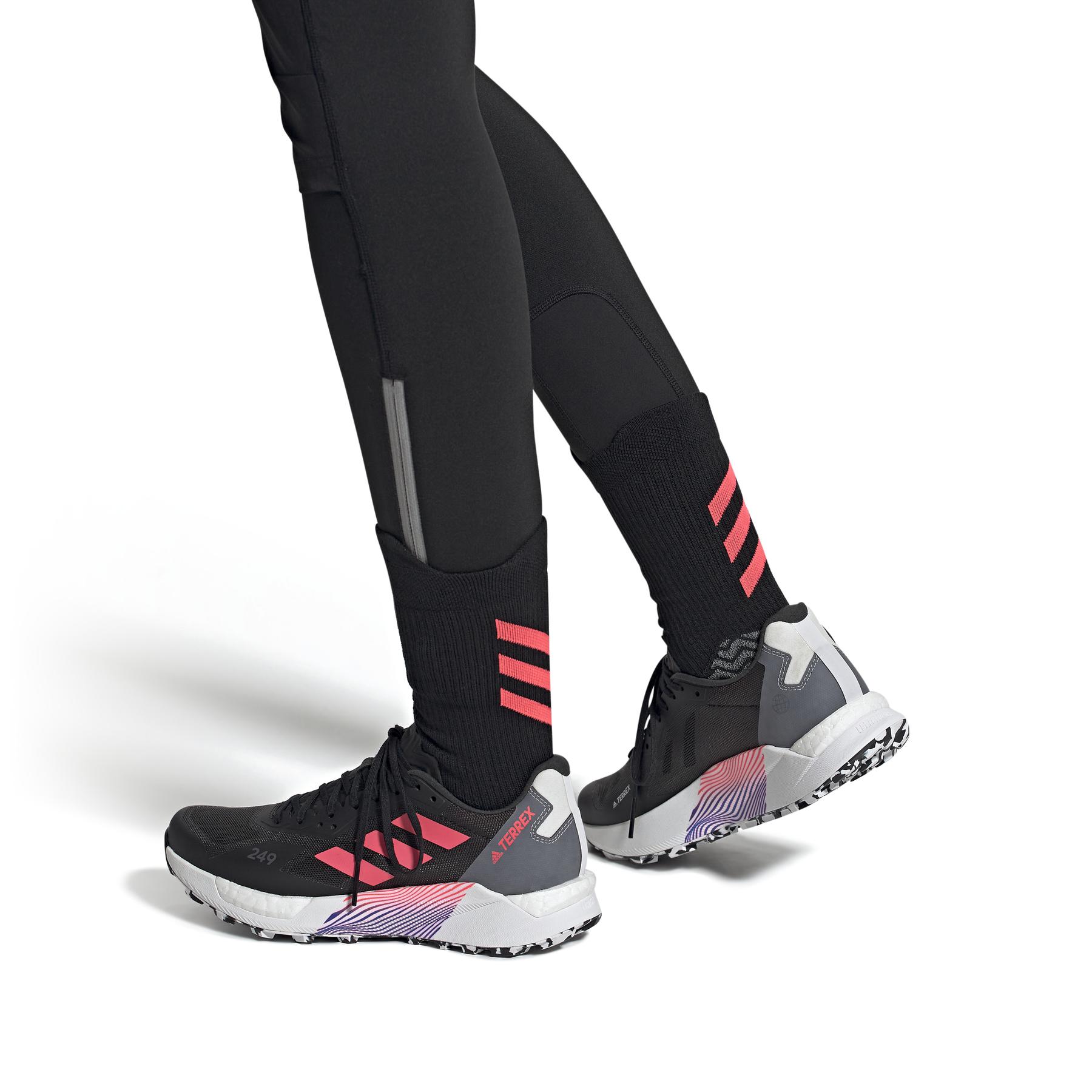 product/a/d/adidas_gz9037_11_footwear_on_model_front_view_white_000.jpg
