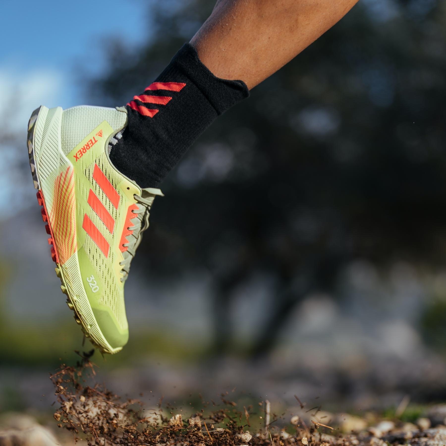 product/a/d/adidas_h06575_14_footwear_photography_heromrktng_view_2_white_000.jpg