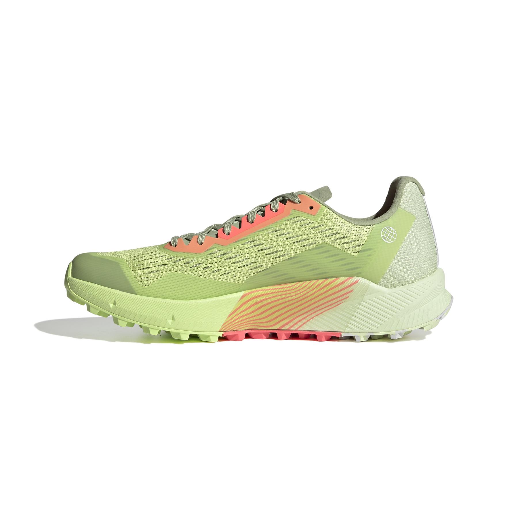 product/a/d/adidas_h06575_5_footwear_photography_side_medial_center_view_white_000.jpg