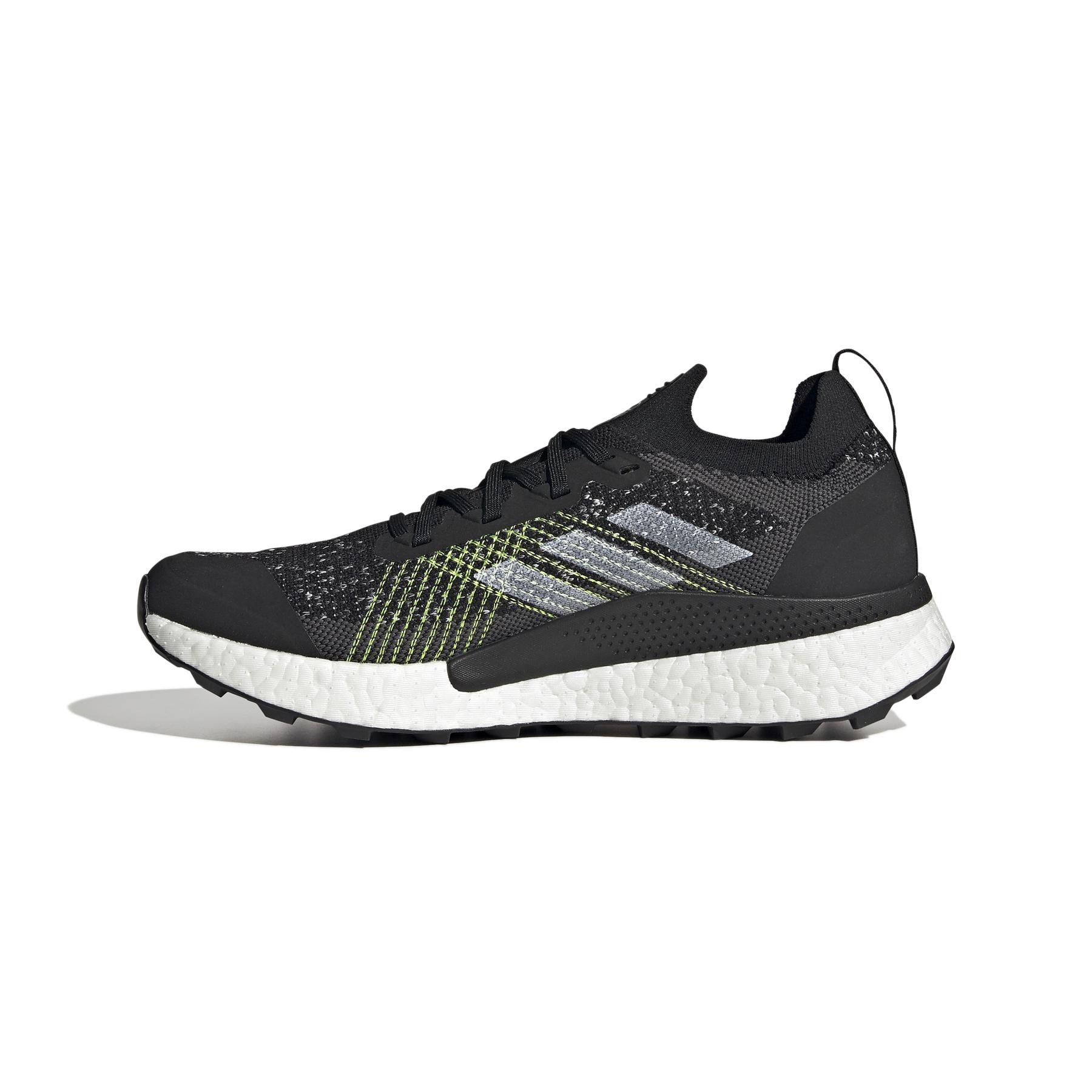 product/a/d/adidas_h69066_5_footwear_photography_side_medial_center_view_white_000.jpg