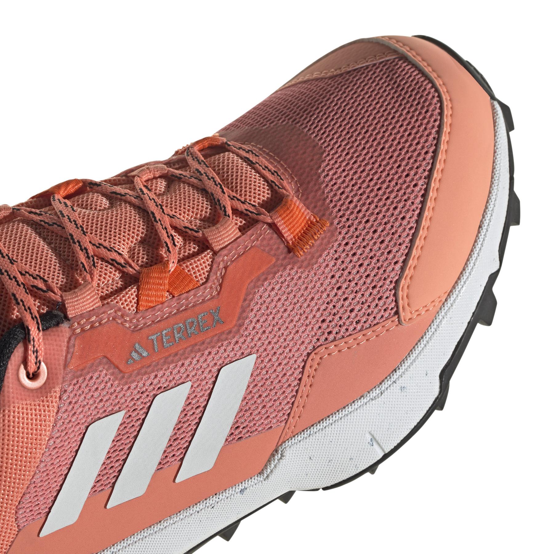 product/a/d/adidas_hq1047_8_footwear_photography_detail_view_1_white.jpg