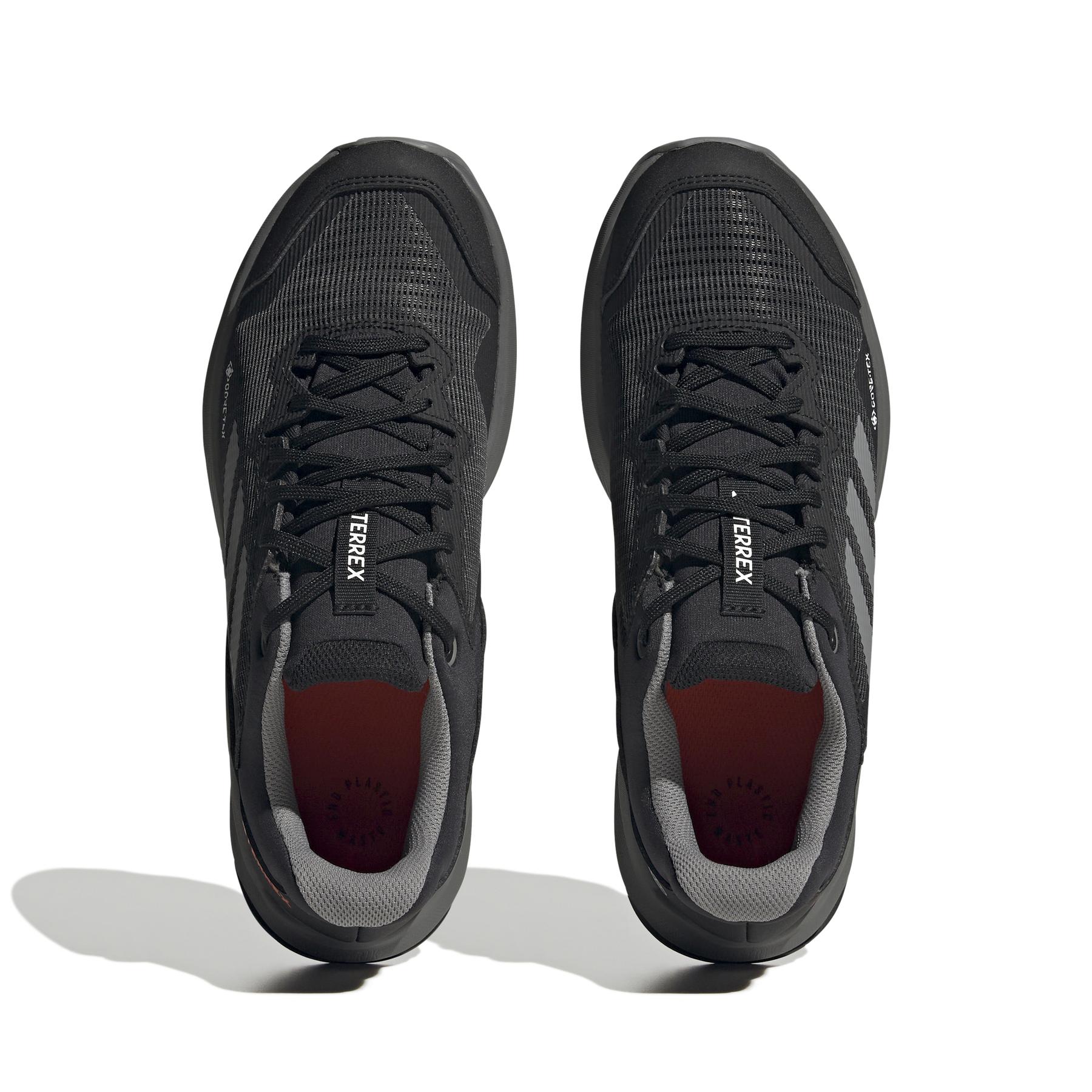 product/a/d/adidas_hq1238_3_footwear_photography_top_portrait_view_white_000.jpg