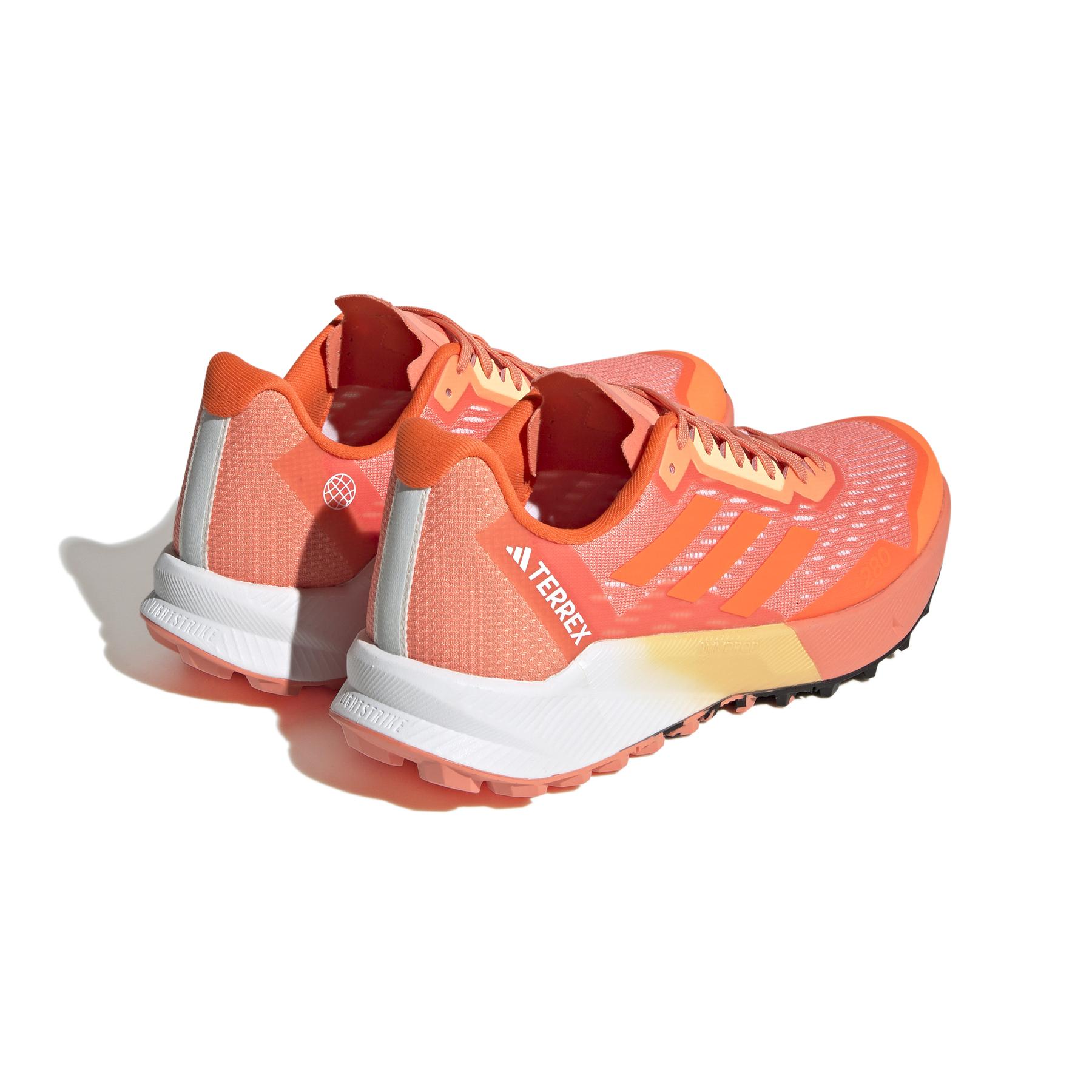 product/a/d/adidas_hr1141_7_footwear_photography_back_lateral_top_view_white_000.jpg