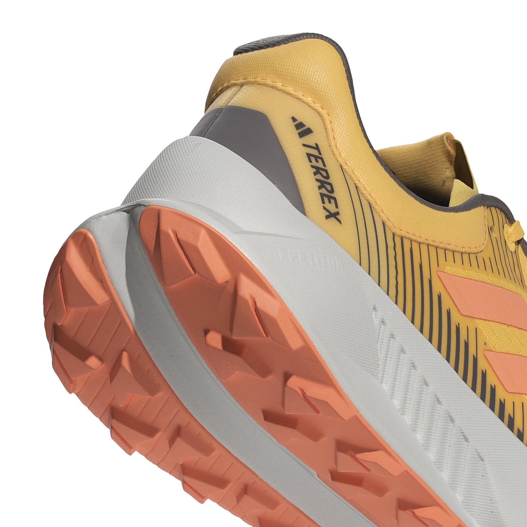 product/a/d/adidas_id7720_9_footwear_photography_detail_view_2_white-nw032224.jpg