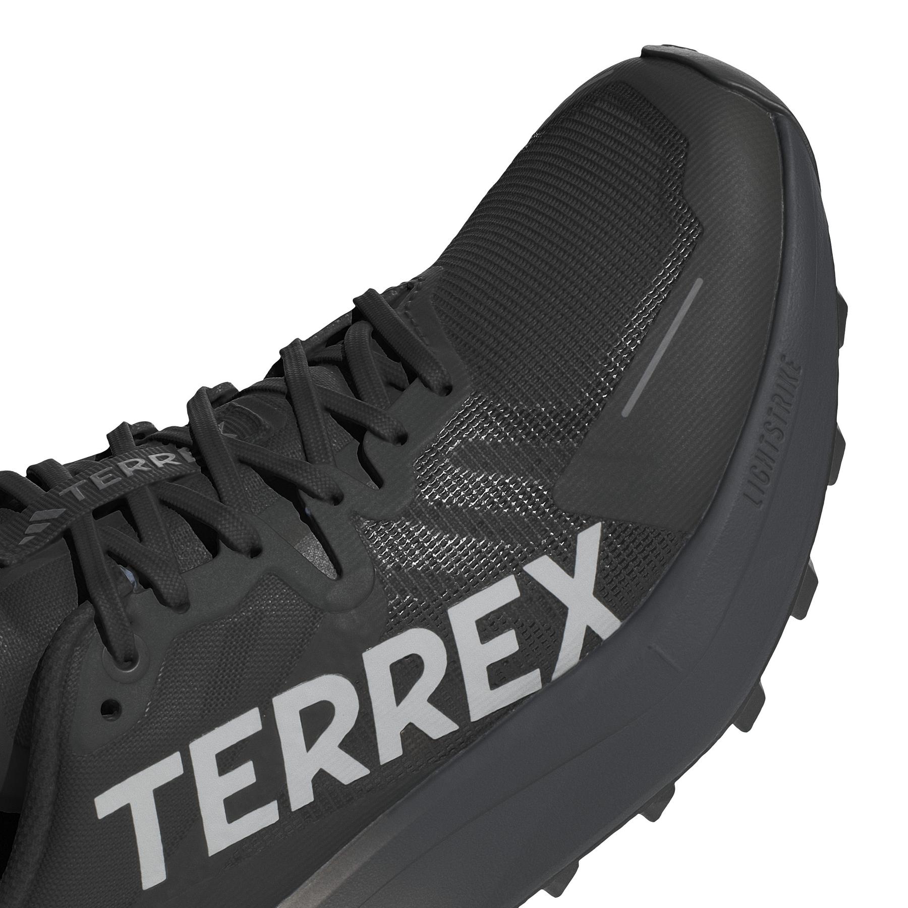 product/a/d/adidas_ie0813_8_footwear_photography_detail_view_1_white.jpg