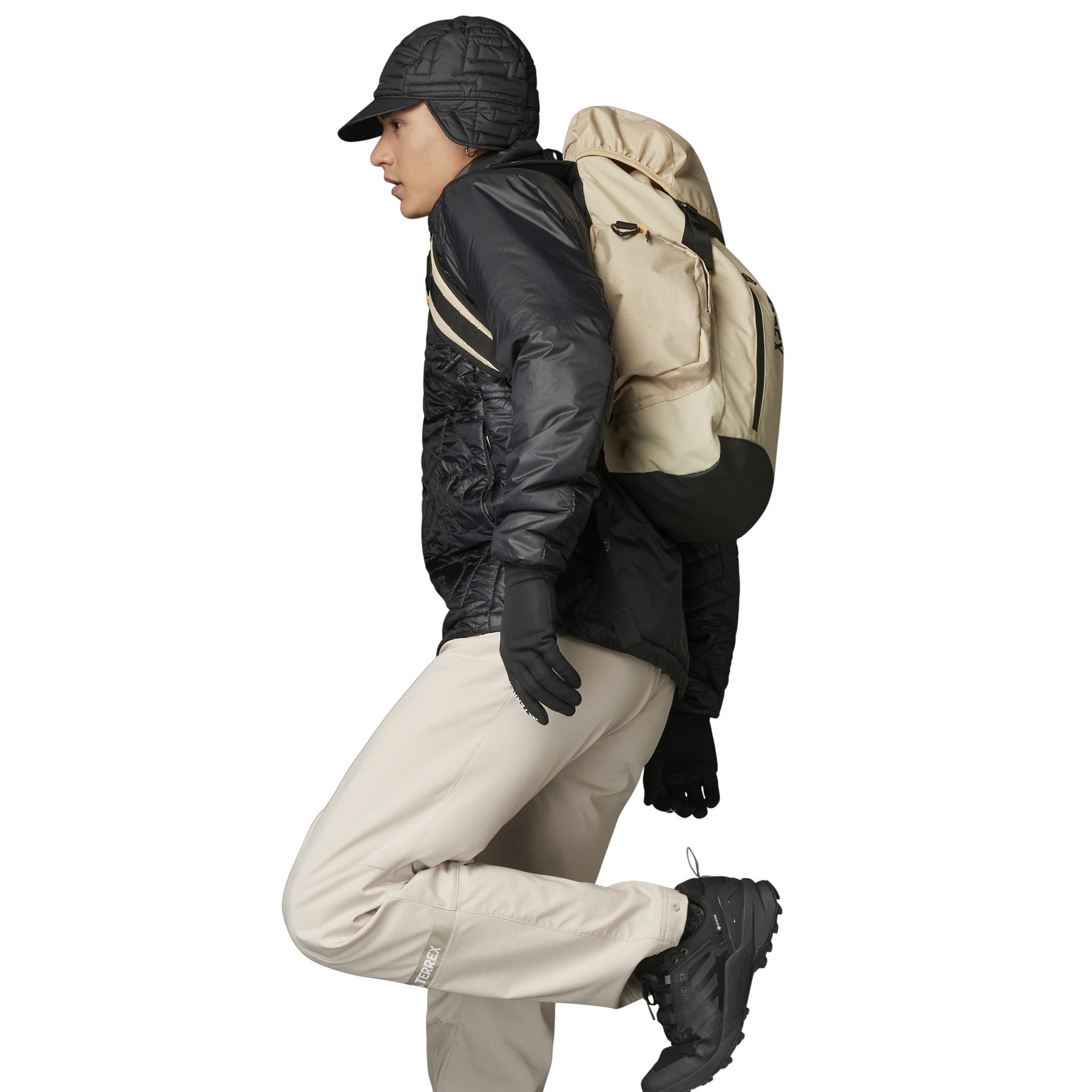 product/a/d/adidas_ie7634_17_footwear_photography_descmrktng_view_1_white.jpg