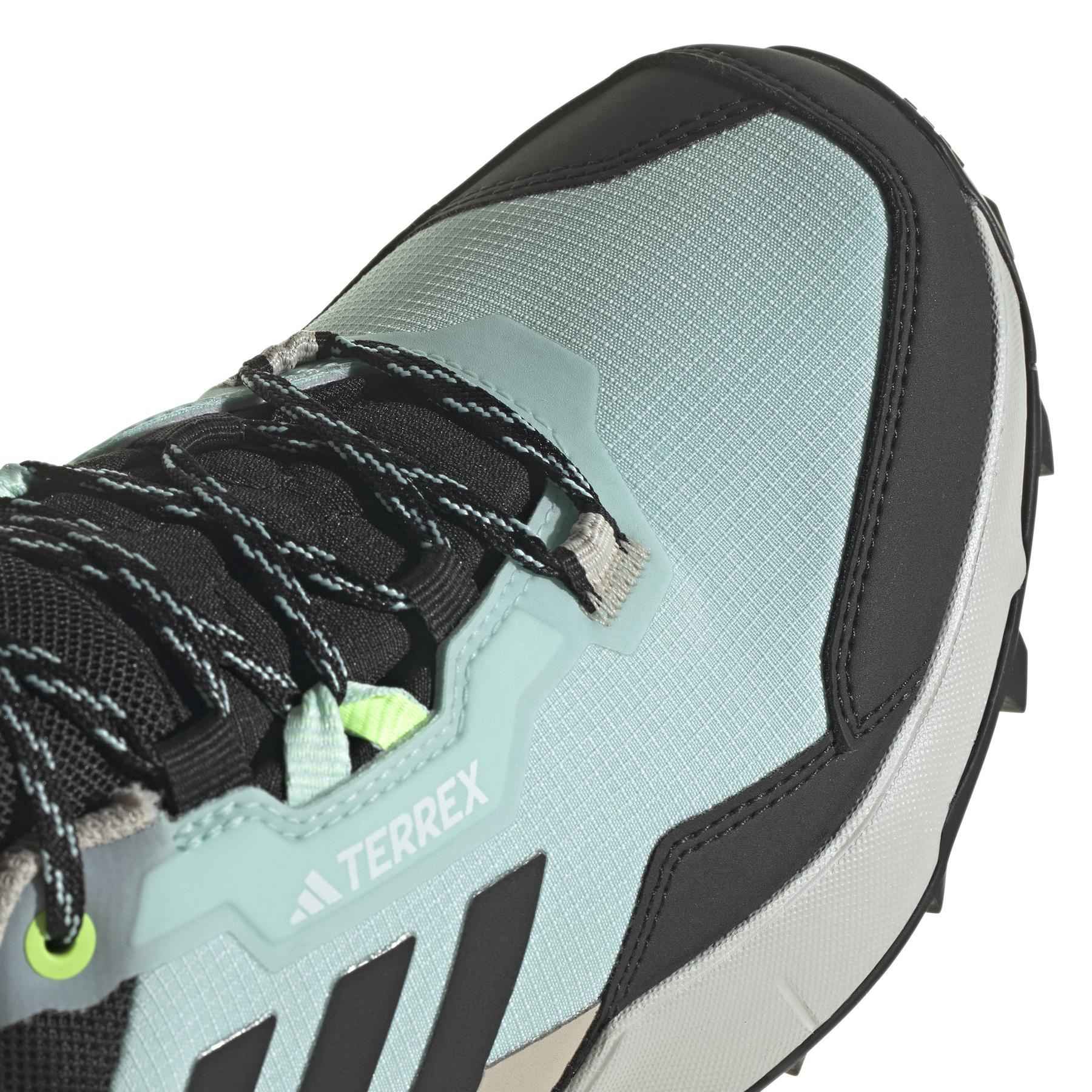 product/a/d/adidas_if4861_8_footwear_photography_detail_view_1_white-nw091625.jpg