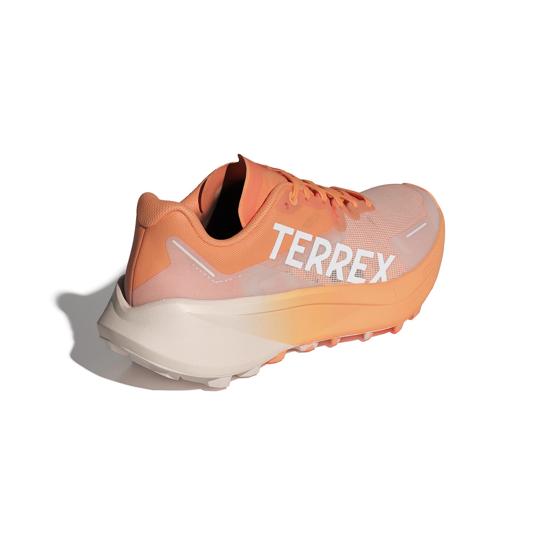 product/a/d/adidas_ig6582_7_footwear_photography_back_lateral_top_view_white.jpg