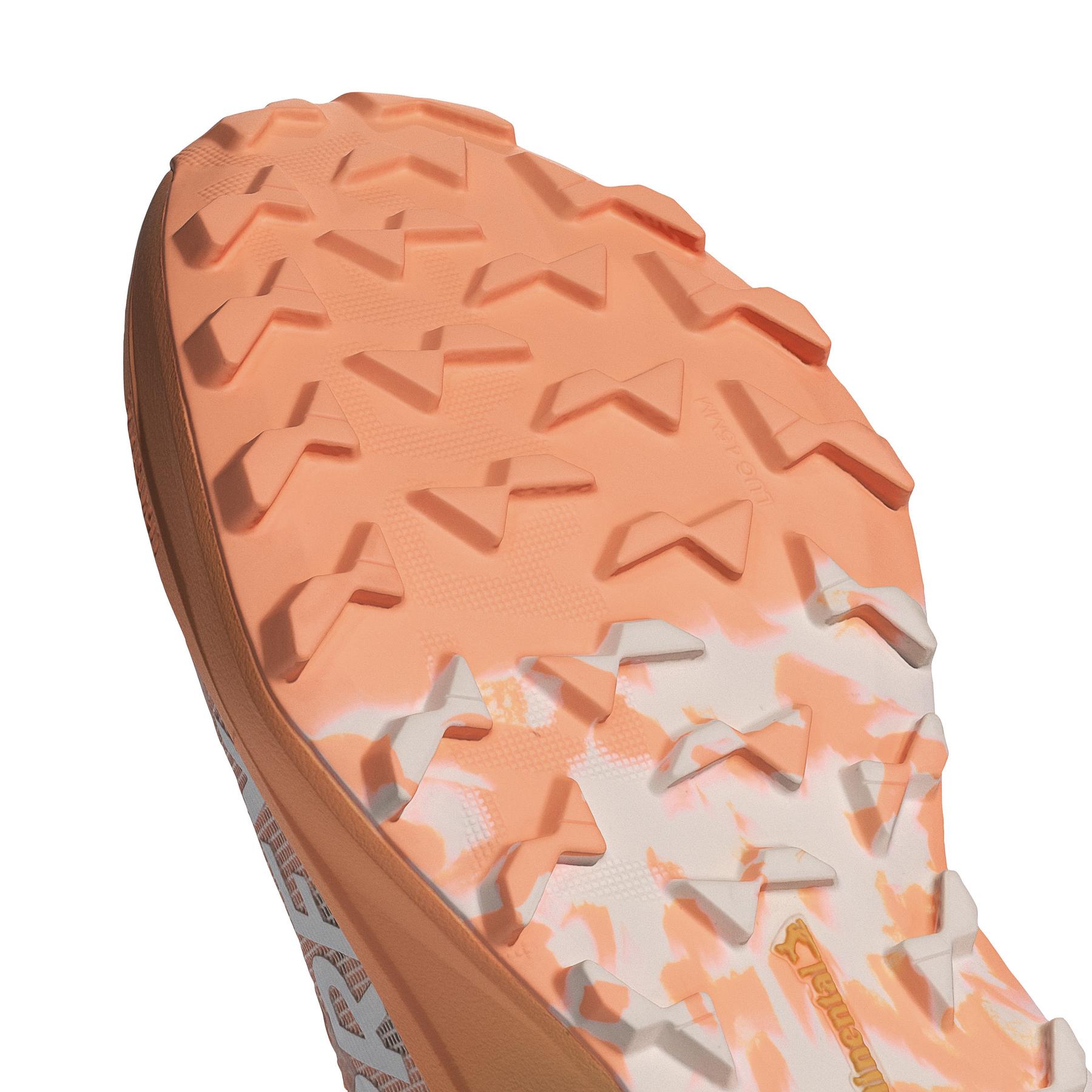 product/a/d/adidas_ig6582_9_footwear_photography_detail_view_2_white.jpg