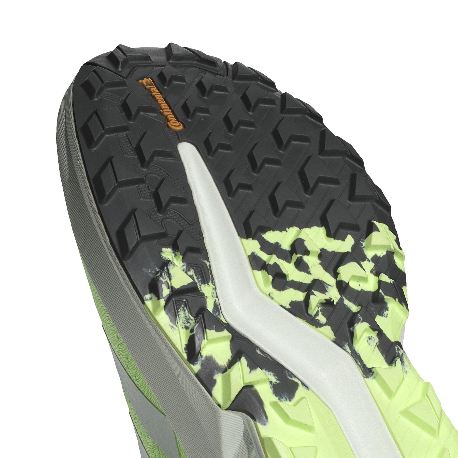 product/a/d/adidas_ig8026_8_footwear_photography_detail_view_1_white-nw031524.jpg