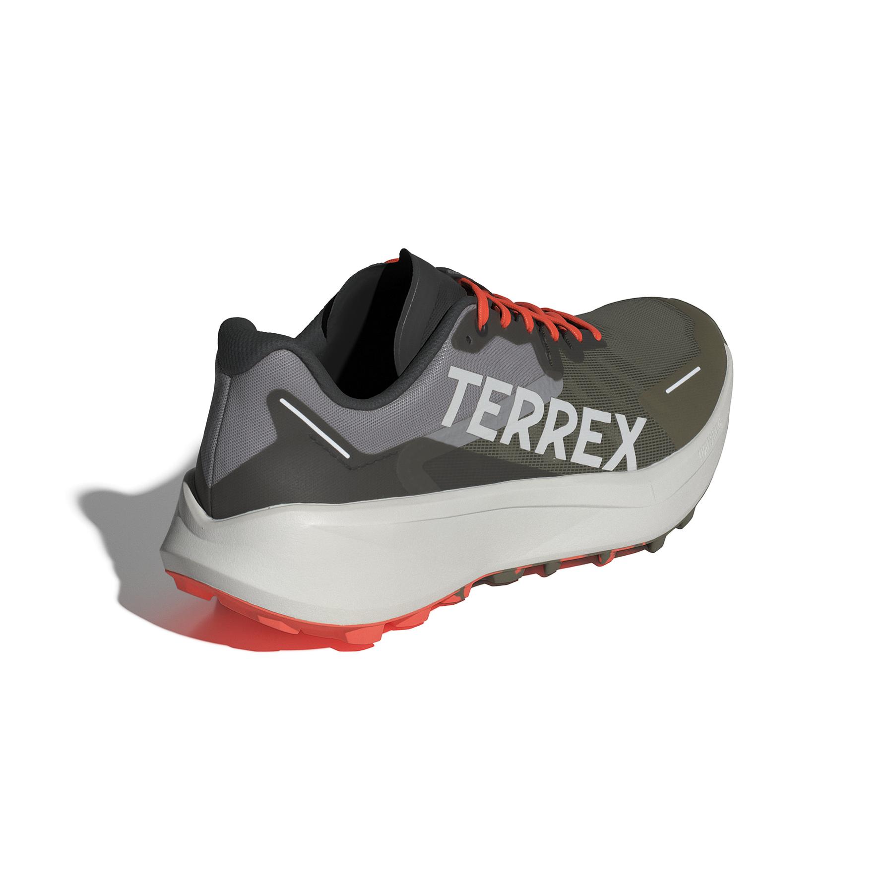 product/a/d/adidas_ig8840_7_footwear_photography_back_lateral_top_view_white-nw052424.jpg