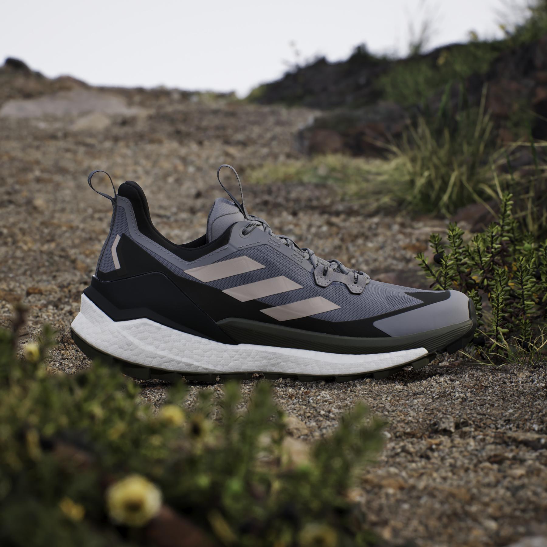 product/a/d/adidas_ig8881_14_footwear_photography_heromrktng_view_3.jpg