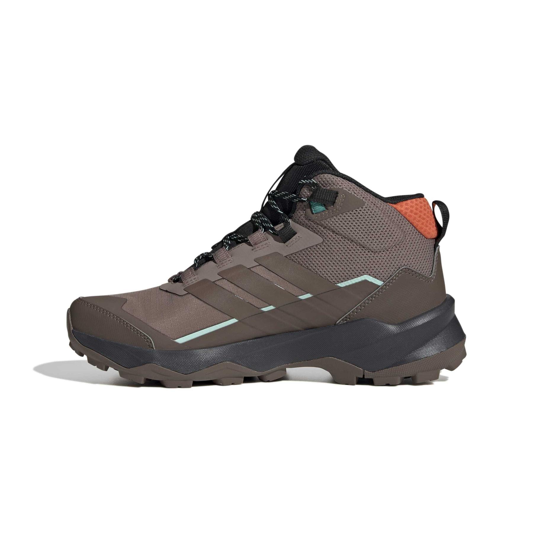 product/a/d/adidas_jh7808_5_footwear_photography_side_medial_center_view_white-nw091625.jpg