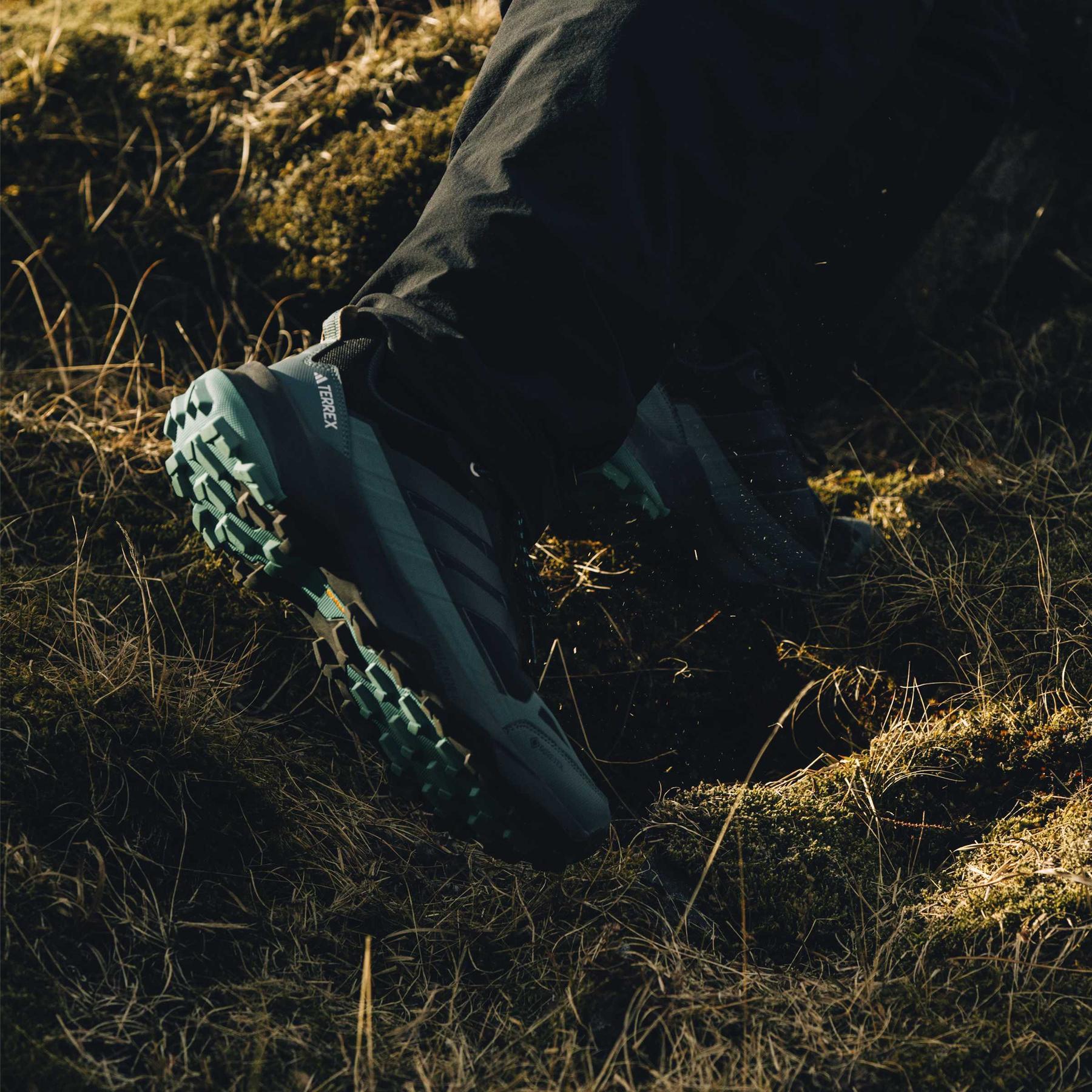 product/a/d/adidas_jq2209_cblack-carbon-purtea_14.jpg